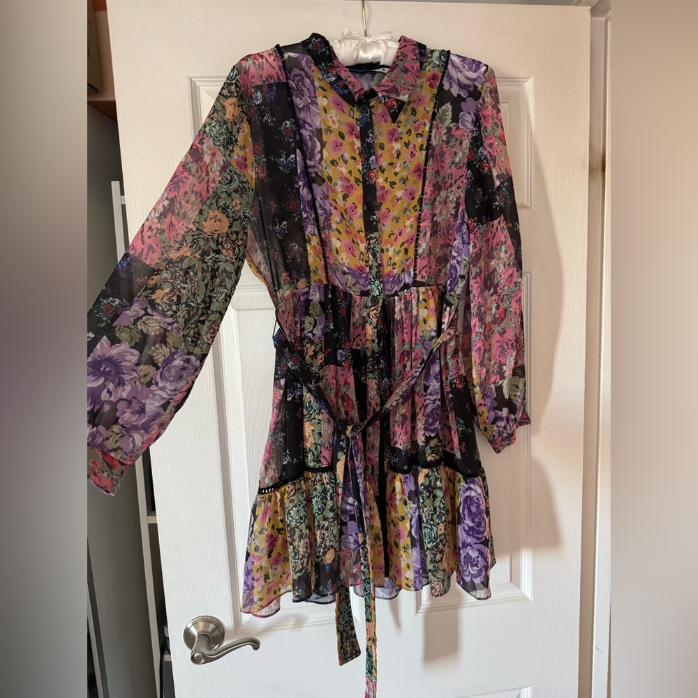 Beautiful Zara dress size L, but runs small and it’s size M